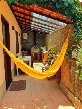 Recanto de Itaipava - casa com forno de pizza a lenha, churrasqueira e área kids, pet friendly, equipada para até 6 pessoas, em meio à Natureza e próxima ao centro do bairro